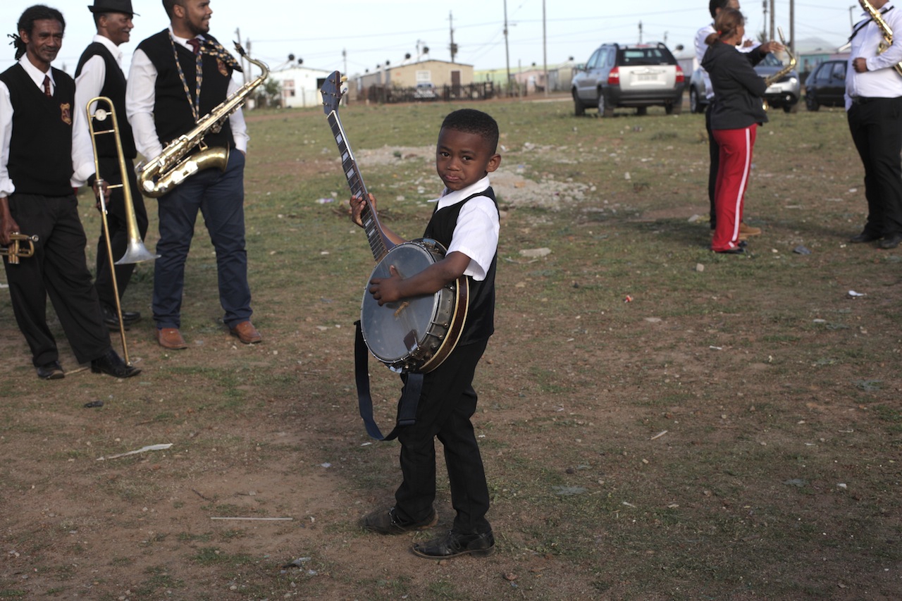 Kleine man met grote banjo