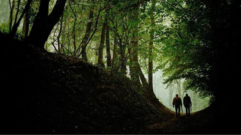 Twee mannen in het bos