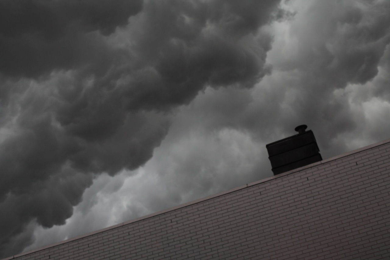 Donkere wolken pakken zich samen