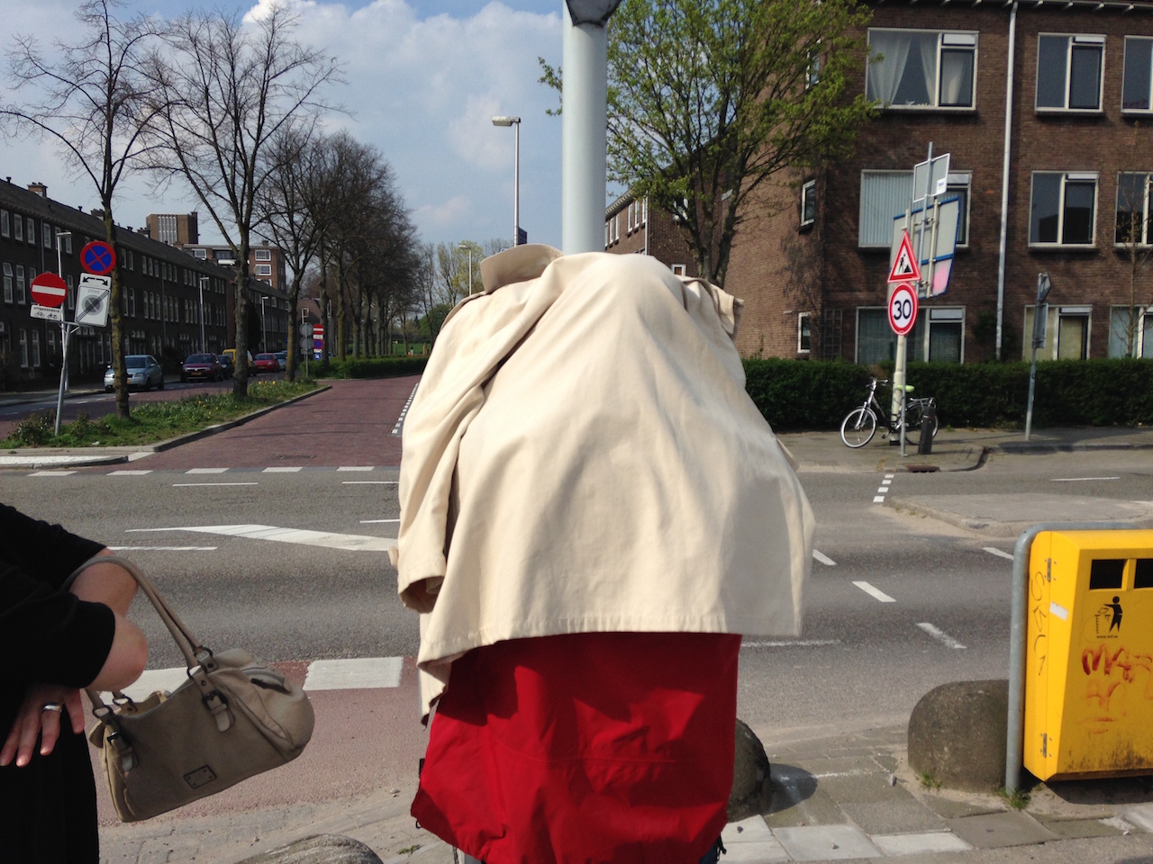 Man (denk ik) bij parkeerautomaat