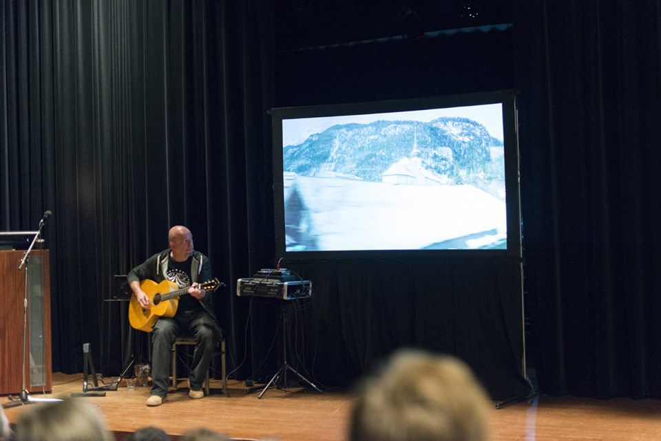 Met gitaar en beeld